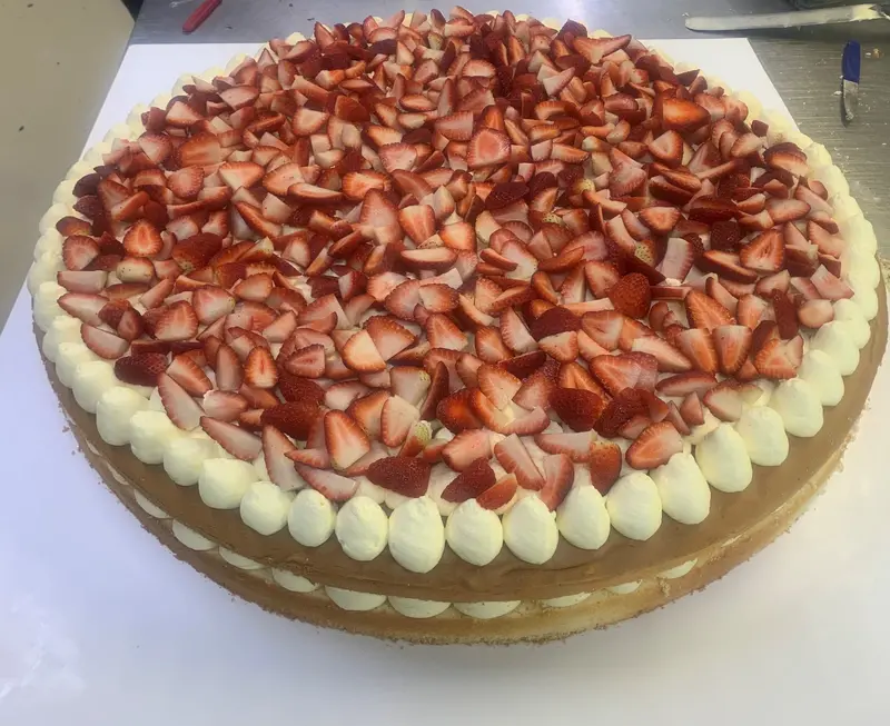 Oversized Vanilla-Strawberry Sponge Cake – Cream-Filled Celebration Cake 1